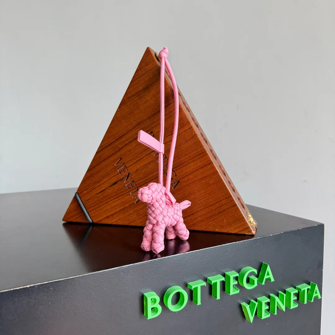 Batch 540 BOTTEGA VENETA2025 new puppy-shaped pendant braided puppy is now online😎The leather braided puppy-shaped pendant can be hung on any handbag, and it is as cute, delicate and colorful as it matches with a bag. Cute and cute, it will touch your heart at any time. It can be hung on bags or keychains. Who can resist such a cute puppy💓 Style number: 807068